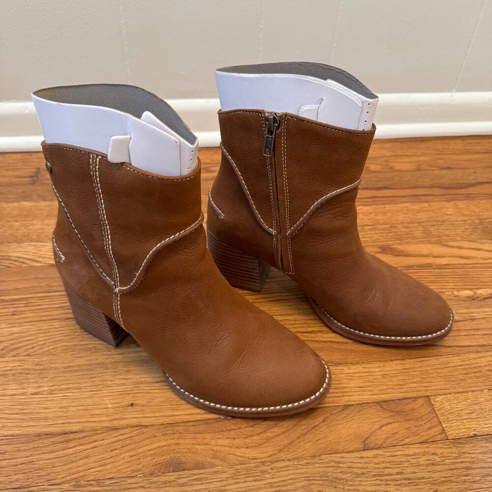 Ugg Women's Annie Boot - Size 8 - image 1